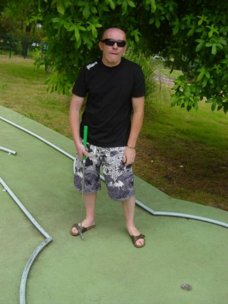 mon père au mini golf du Léon Club